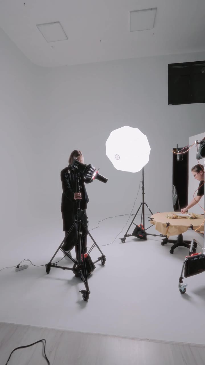 Artlab Studio Ankara filminden ışıkların ve çekim alanının göründüğü sahne